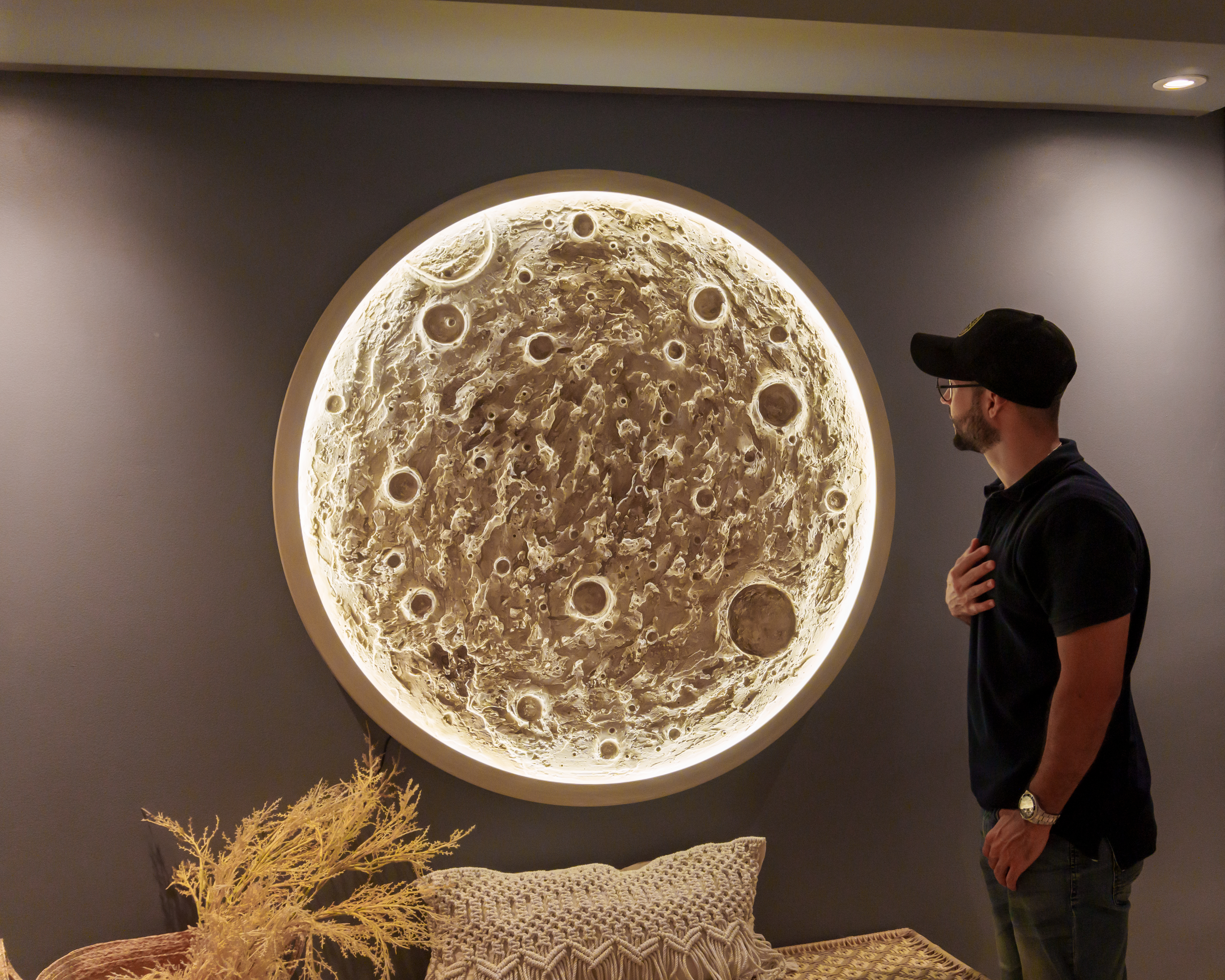 Luna Lunático — escultura luminosa hecha a mano por Diego Ochoa