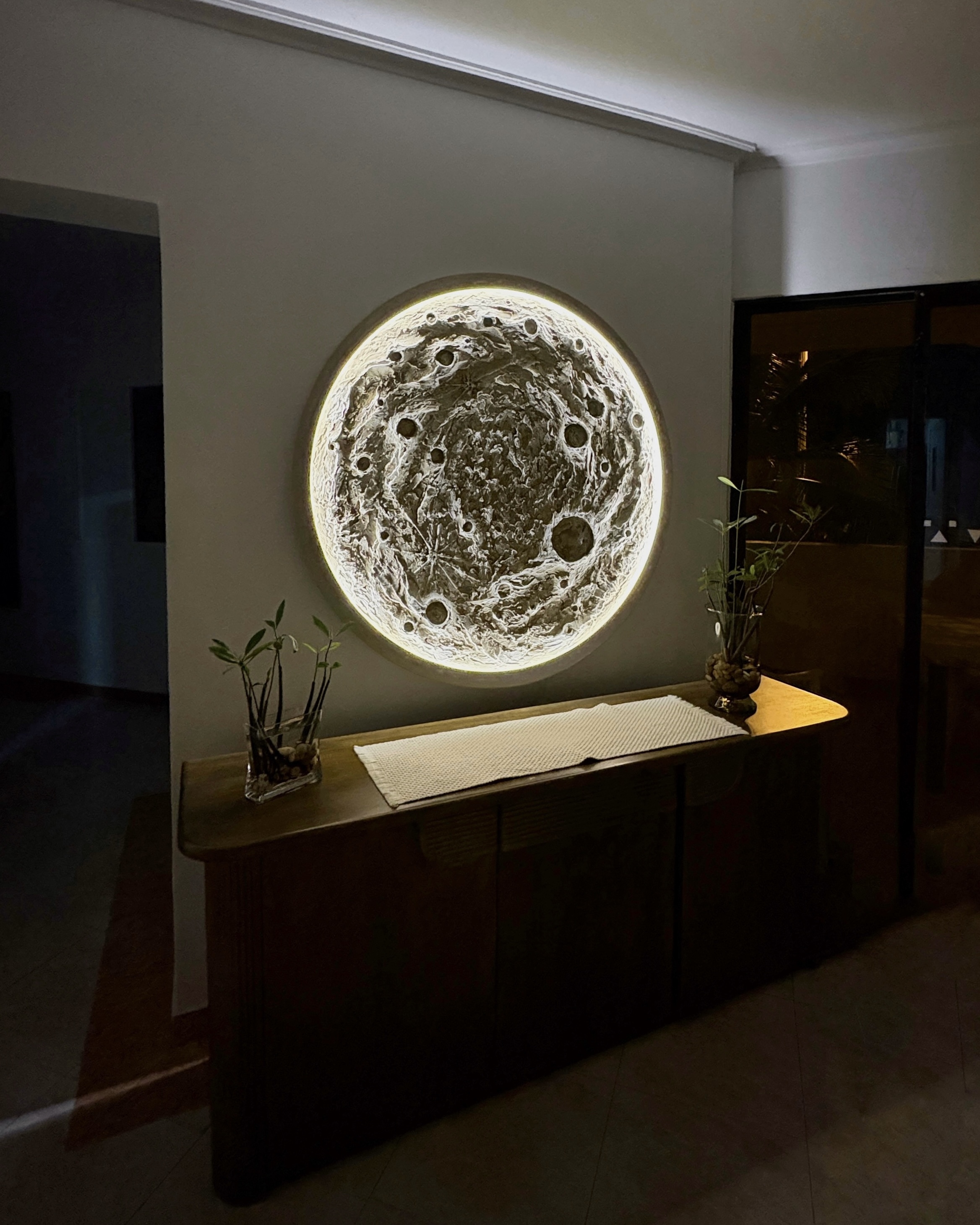 Luna Lunático 80cm como punto focal en comedor de lujo