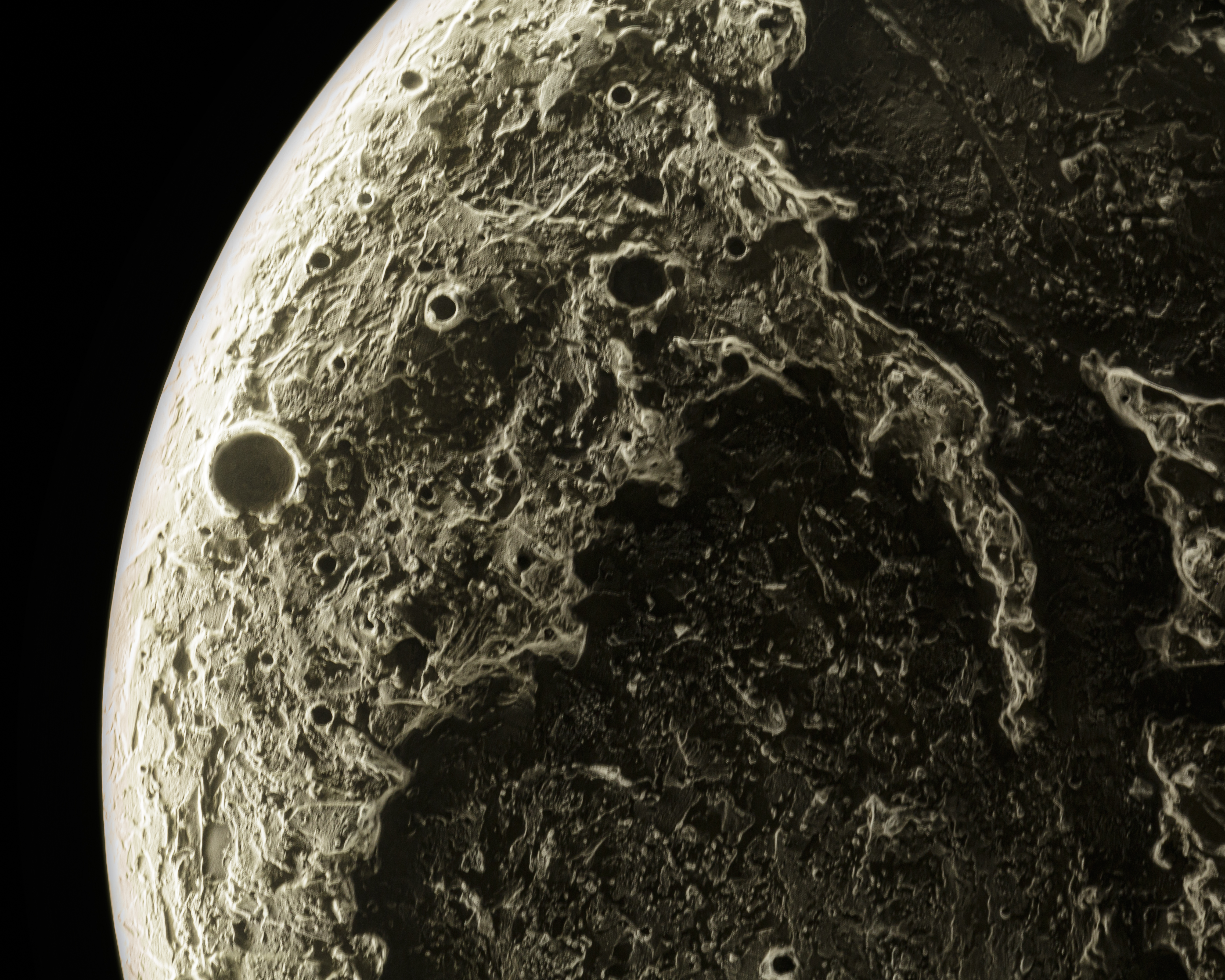 Detalle de cráteres hiperrealistas en escultura de luna Lunático hecha a mano