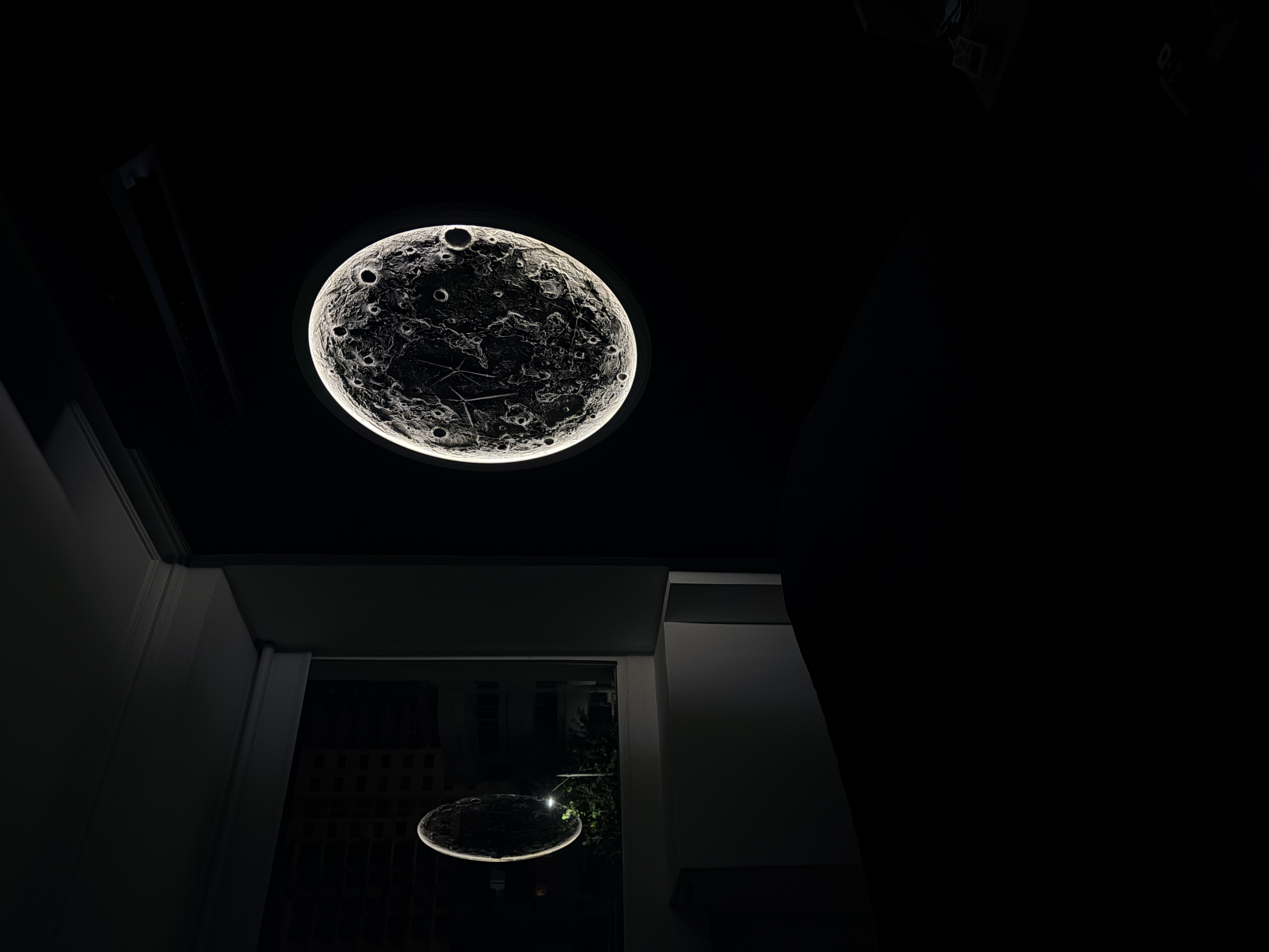 Luna decorativa Lunático instalada en habitación principal con luz cálida