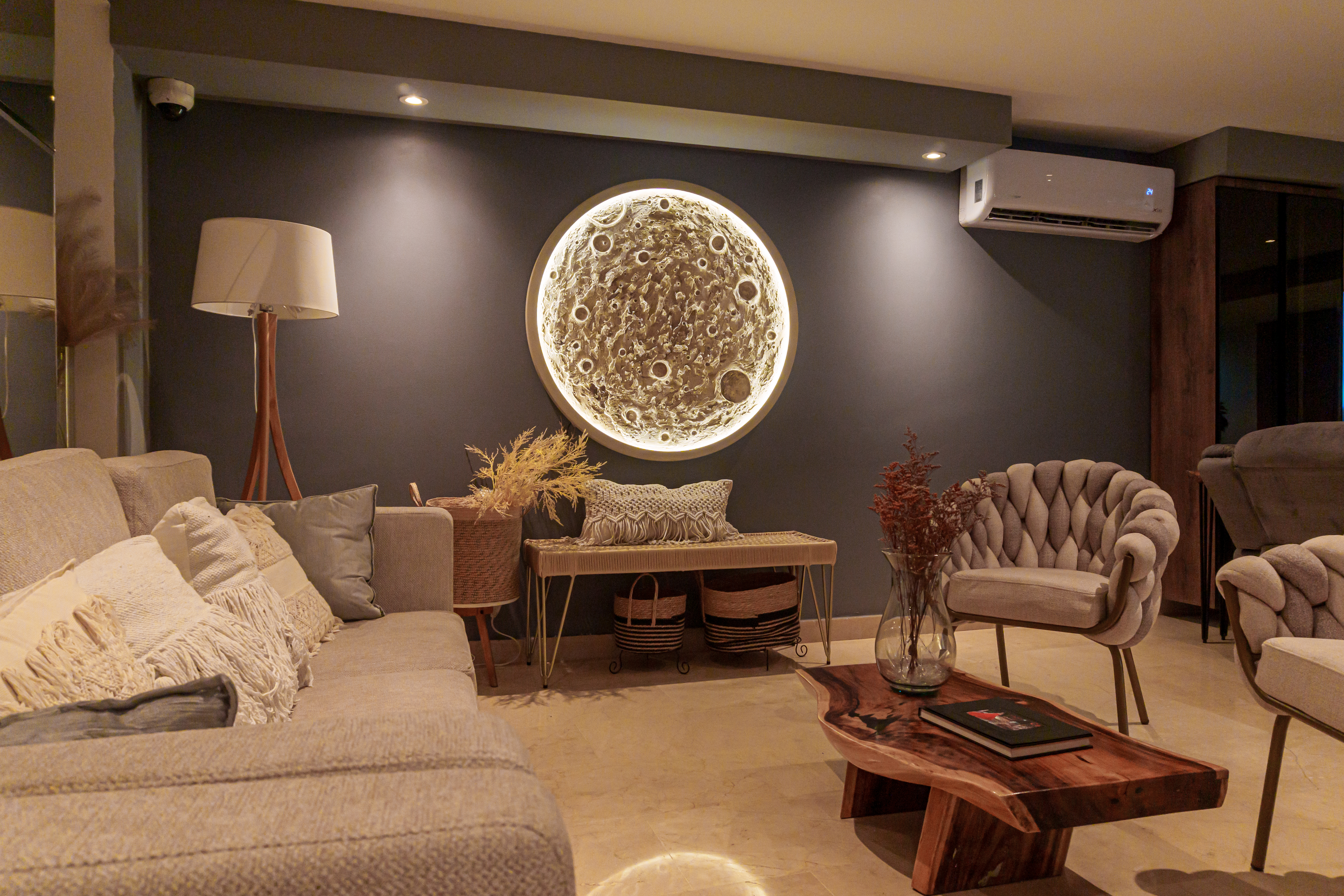 Escultura de luna Lunático 60cm instalada en sala de estar de diseño en Colombia