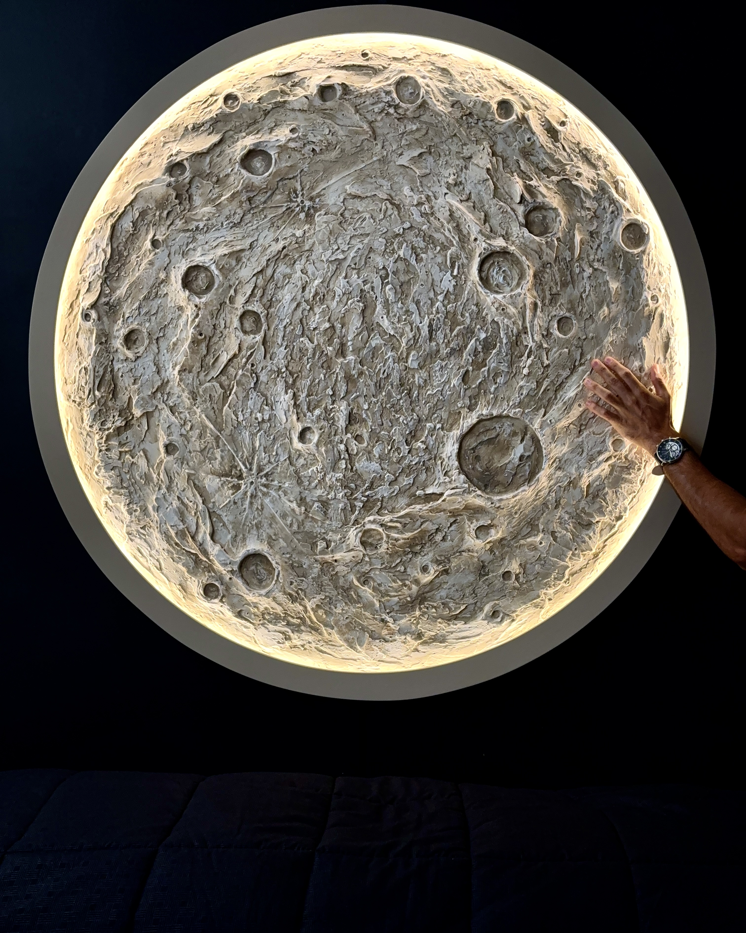 Proceso de texturización artesanal de escultura lunar — Diego Ochoa Colombia